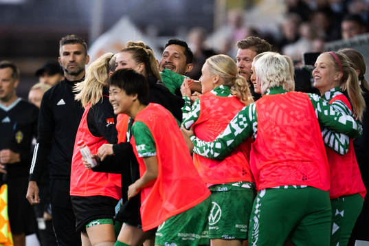 Hammarbys tränare Pablo Pinones-Arce jublar
