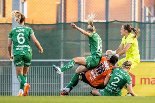 Hammarbys Alice Carlsson, Eva Nyström och målvakt Anna