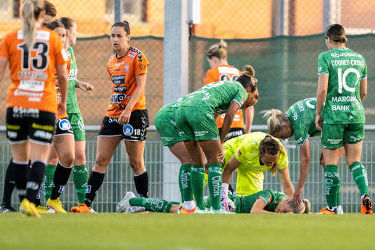 Hammarbys Alice Carlsson har ont