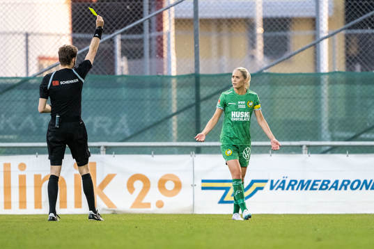 Domare Max Persson tilldelar Hammarbys Alice Carlsson gult