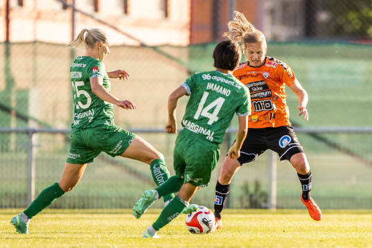 Hammarbys Jonna Andersson och Maika Hamano och