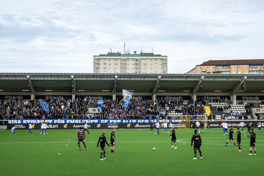 IFK Göteborgs och Häckens spelare värmer upp