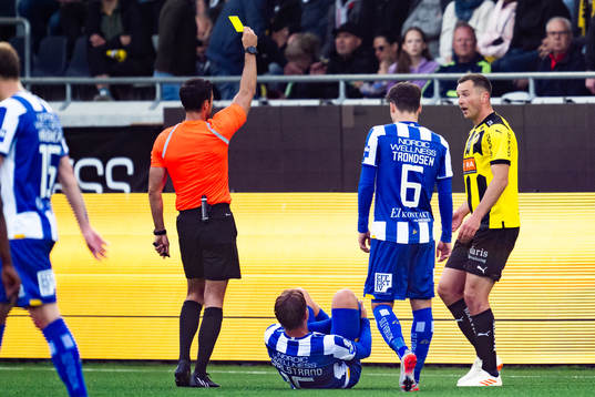 Häckens Even Hovland får ett gult kort