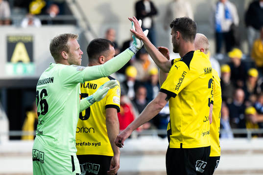 Häckens målvakt Peter Abrahamsson jublar med Johan Hammar