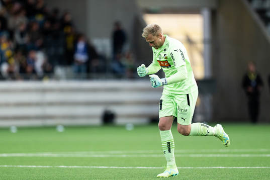 Häckens målvakt Peter Abrahamsson jublar
