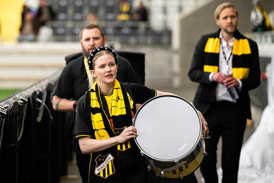 Artisten Ida Redig med en trumma som hon ska lämna till
