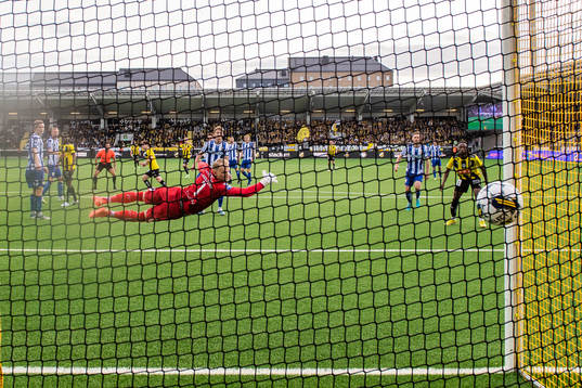 Häckens Lars Olden Larsen gör 1-0 bakom IFK Göteborgs