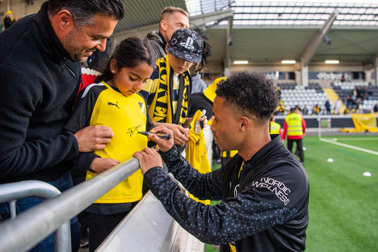 Häckens Momodou Lamin Sonko skriver autografer