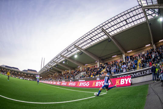 IFK Göteborgs Elias Hagen slår en hörna
