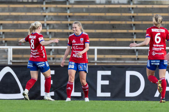 Vittsjös Linda Sällström jublar med Jutta Rantala