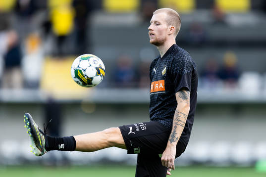 Häckens Simon Gustafson värmer upp