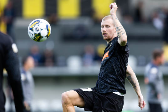Häckens Simon Gustafson värmer upp