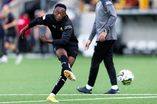 Häckens Benie Adama Traore värmer upp