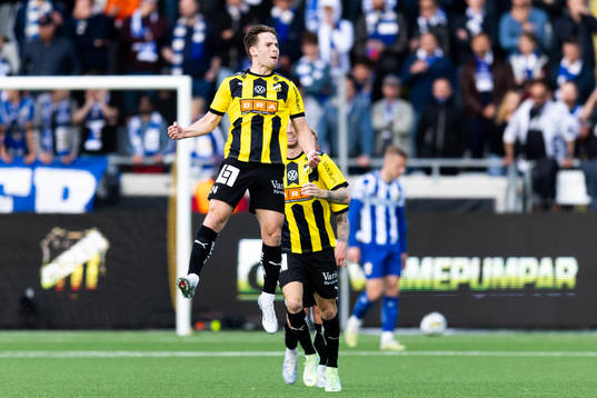 Häckens Lars Olden Larsen jublar