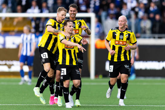 Häckens Lars Olden Larsen jublar