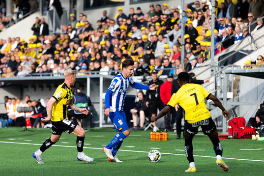 Häckens Mikkel Rygaard Jensen och Benie Adama Traore mot