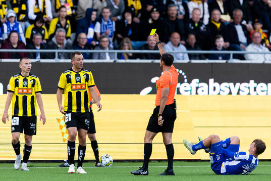 Häckens Even Hovland får ett gult kort