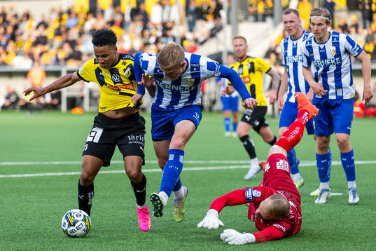 Häckens Momodou Lamin Sonko mot IFK Göteborgs Oscar Wendt