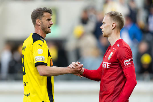 Häckens Johan Hammar och IFK Göteborgs målvakt Pontus