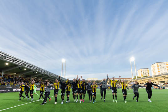 Häckens spelare och ledare jublar framför klacken