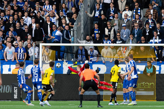 Häckens Lars Olden Larsen skjuter 1-0 i mål bakom IFK