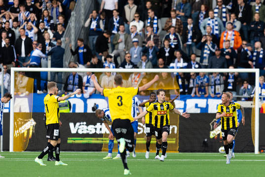 Häckens Lars Olden Larsen jublar
