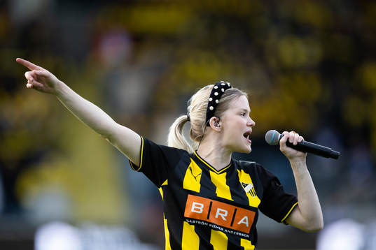 Ida Redig sjunger innan fotbollsmatchen i Allsvenskan