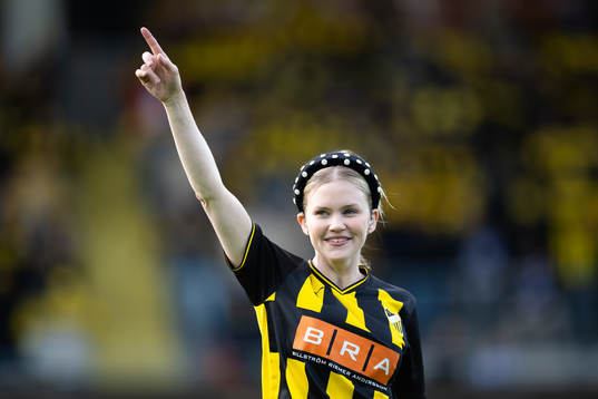 Ida Redig sjunger innan fotbollsmatchen i Allsvenskan