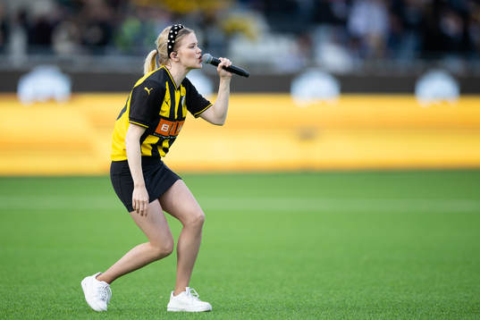 Ida Redig sjunger innan fotbollsmatchen i Allsvenskan