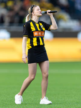 Ida Redig sjunger innan fotbollsmatchen i Allsvenskan