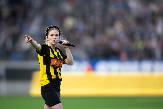 Ida Redig sjunger innan fotbollsmatchen i Allsvenskan