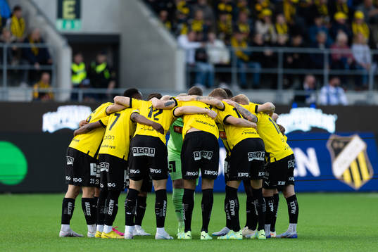 Häckens spelare samlade innan fotbollsmatchen i