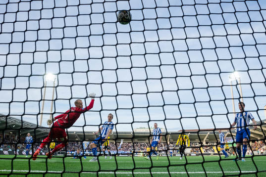 Häckens Mikkel Rygaard Jensen skjuter 2-1 i mål bakom IFK