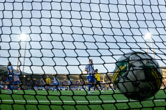 Häckens Pontus Dahbo (ej i bild) skjuter 4-1