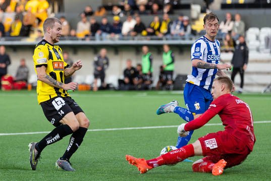 Häckens Simon Gustafson med ett avslut som IFK Göteborgs