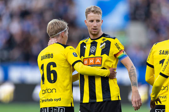 Häckens Pontus Dahbo jublar ihop med Samuel Gustafson