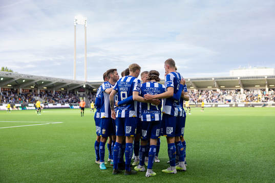 IFK Göteborgs Gustaf Norlin jublar med lagkamrater