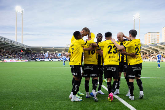 Häckens Mikkel Rygaard Jensen jublar med lagkamrater
