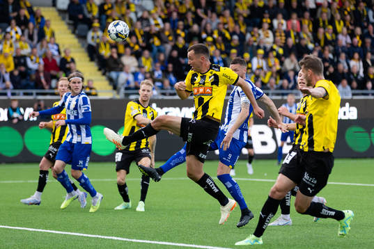 Häckens Even Hovland rensar undan bollen