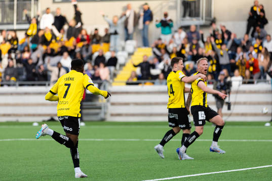 Häckens Benie Adama Traore jublar