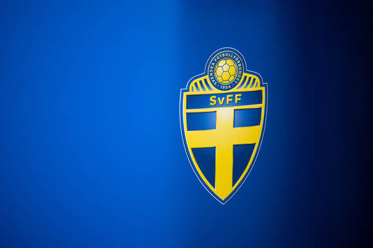 Svenska Fotbollförbundets logotyp på ett podie