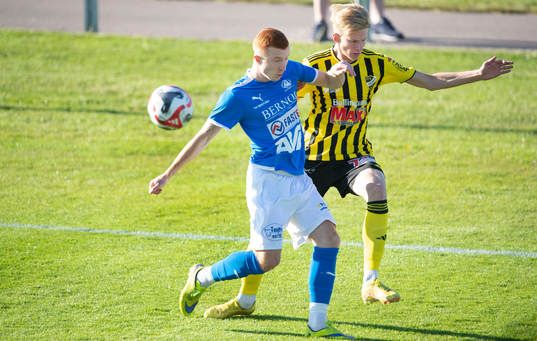 IFK Hässleholms Noel Larsson tacklas av Bjärnums Kevin