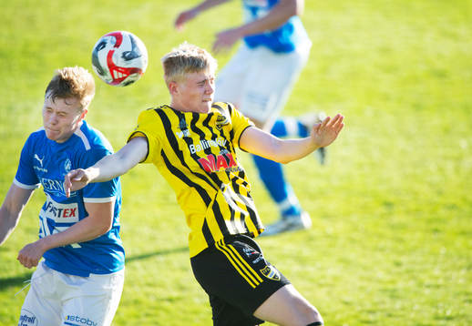 IFK Hässleholms Linus Roslund nickduellerar i matchen i DM