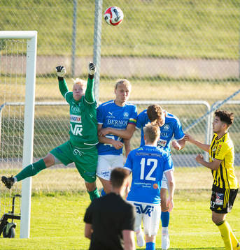 Bjärnums målvakt Jacob Holmberg boxar bort bollen i