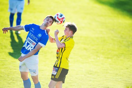IFK Hässleholms Noa Flink nickduellerar med Bjärnums