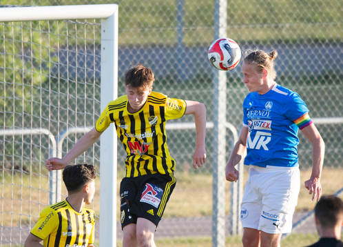 Bjärnums Hugo Svensson nickar in reduceringen 1-2 utan att