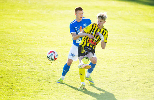 IFK Hässleholms Noel Larsson tacklas av Bjärnums Kevin