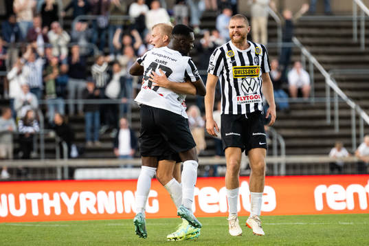 Landskronas Kofi Asare och Johan Rapp jublar