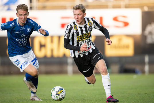 Landskronas Adam Egnell jagas av Trelleborgs Lukas Minter