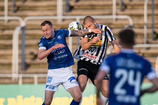Landskronas Erik Hedenquist i nickduellen med Trelleborgs